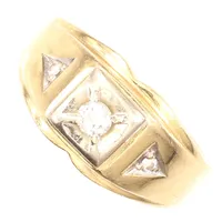 Ring med diamanter ca 1 X 0,16ct + ca diamanter 2 X 0,01ct, stl 19¼, bredd ca 11mm, 14K Vikt: 6,5 g