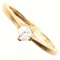 Ring med diamant 0,20ct, enligt gravyr, stl16½, bredd ca 5mm,  gravyr, 18K  Vikt: 2,7 g