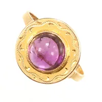 Ring med lila sten, stl 17¼, bredd ca 2-14mm, skev, repig, gravyr, 18K Vikt: 3,5 g