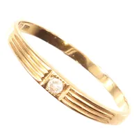 Ring med vit sten, stl 16¾, bredd ca 2,6mm, 18K Vikt: 1,1 g