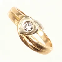 Ring med diamant ca 0,10ct, stl 15½, bredd ca 2-7mm, tvåtonad, repig, 18K Vikt: 2,6 g