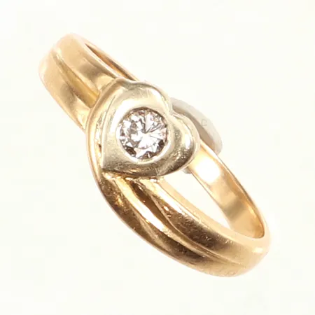 Ring med diamant ca 0,10ct, stl 15½, bredd ca 2-7mm, tvåtonad, repig, 18K Vikt: 2,6 g