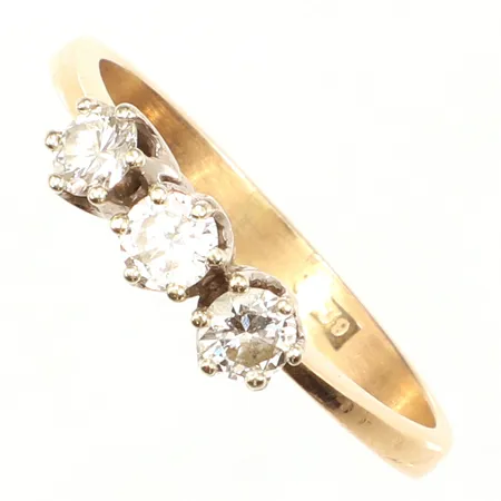 Ring med diamanter ca 3 x0,15ct, ojämna klor, stl 16½, bredd ca 4mm, ihopfogad skena, 18K Vikt: 3,2 g