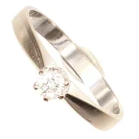 Ring med diamant ca 0,20ct, stl 18¼, bredd ca 3-4mm, vitguld, bör rodieras om, 18K Vikt: 3,2 g