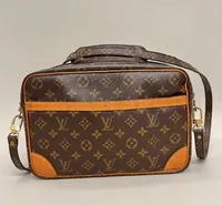 Väska Louis Vuitton Trocadéro, monogram canvas, Made in France, datumkod MB1002, ca 20x28x8cm, fuktfläckar på skinnet, bruksskick, nyare axelrem, inga tillbehör. 