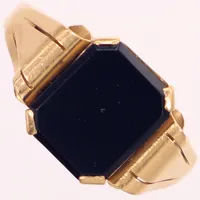 Klackring med onyx, stl 19¼, bredd: 2,6-12,3mm, 18K  Vikt: 5 g