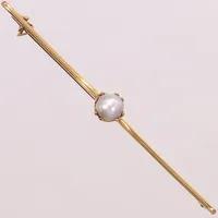 Brosch med odlad pärla Ø6,3mm, längd: 68mm, bredd: 1,3-7,3mm, Dufva AG, år: 1921, 18K  Vikt: 3,8 g