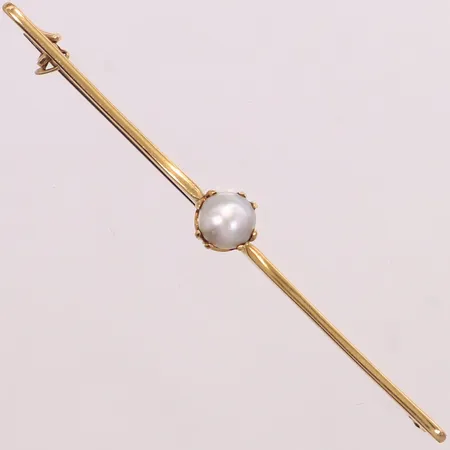 Brosch med odlad pärla Ø6,3mm, längd: 68mm, bredd: 1,3-7,3mm, Dufva AG, år: 1921, 18K  Vikt: 3,8 g