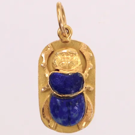 Hänge, skarabé med lapis lazuli, längd 28,7mm, bredd 12,3mm, 18K Vikt: 3,8 g