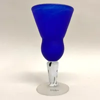 Pokalglas, Amazon, höjd 19cm, Ø9,5cm, signerad Gunnel Sahlin, 99452, Kosta Boda Artist Collection, etikettmärkt, blått glas med vit fot  Vikt: 0 g