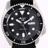 Herrur Seiko 5 Sport, stål, automatisk, 42mm, refnr 4R36-07G0, serienr 830328, dag, datum, glasbaksida, trasigt tygarmband, inga tillbehör.  Vikt: 0 g