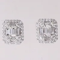 Ett par örhängen med diamanter 2xca0,20ct smaragdslipade, 4xca0,07ct, 4xca0,03ct baguetteslipade, 8xca0,03ct, 48xca0,01ct briljantslipade, ca W(H)/Si, längd: 11mm, bredd: 9,6mm, vitguld, 18K Vikt: 4,1 g