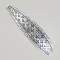 Armring oval, O 5 x 5,5 cm, bredd 4-14 mm, lite ojämn, silver  Vikt: 17,5 g