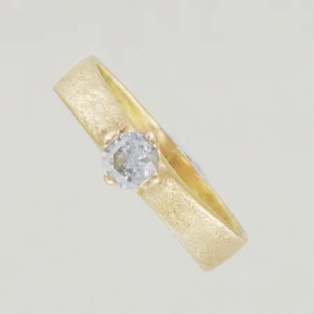 Ring med sten, Ø 15½ mm, bredd 4 mm, lödd, 18K,  Vikt: 2,9 g