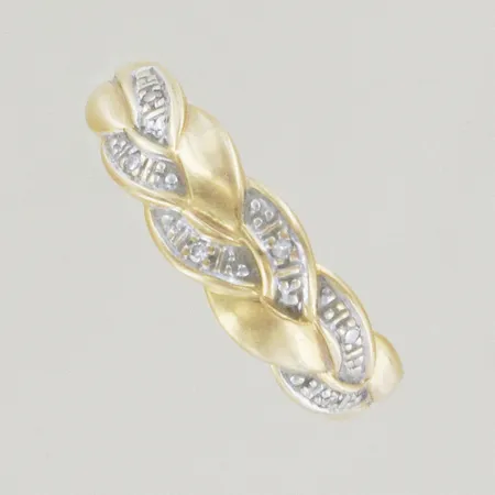 	Ring med diamanter, Ø 18 mm, lite ojämn, 18K,  Vikt: 2,3 g