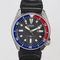 Seiko Scuba Diver Ø38mm ref nr. 4205-015T snr. 520766, automat, "Pepsi"-ring, går men i behov av service (kronan sitter lös och går ej ställa datum mm pga detta, troligen enkelt att ordna), gummiband, ca 2010-tal 