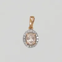 Hänge med rosa sten samt diamanter 18xca0,005ct, 6x13mm, GHA 18K Vikt: 0,7 g