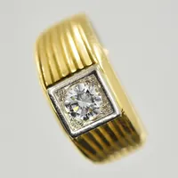 Ring med diamant 0,50ct, W/VVS, stl 18¾, bredd 4-11 mm, 18K. Vikt: 7,4 g