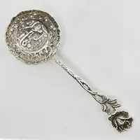 Sockerströare, längd 15½ cm, 830/1000 silver. Vikt: 37 g