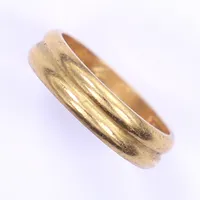 Ring, stl 18¾, bredd 5mm, ihopsatt, gravyr, 18K  Vikt: 6,8 g