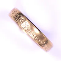 Ring, stl 16¾, bredd 4mm, gravyr, 18K Vikt: 3,5 g