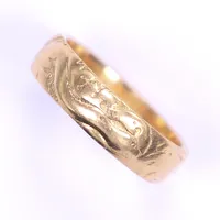 Ring, stl 18½, bredd 6mm, sliten, gravyr, 18K  Vikt: 7,2 g