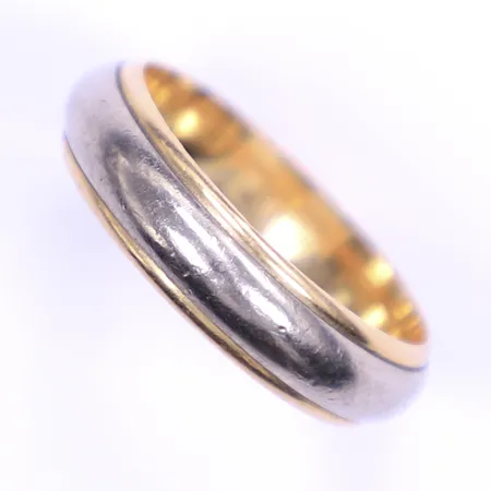 Ring med röd/vitguld, stl 19½, bredd 5,7mm, gravyr, 18K  Vikt: 8,8 g