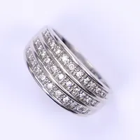 Ring med diamanter totalt 0,21ct enligt gravyr, stl 16, bredd 3-9mm, vitguld, 18K  Vikt: 4,6 g