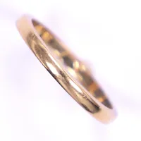 Ring, stl 17¾, bredd 2,1mm, gravyr, 18K  Vikt: 2,9 g