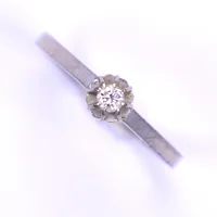 Ring med diamant 0,08ct enligt gravyr, W/VS, stl 17¾, bredd 2mm, vitguld, sned klo, 18K Vikt: 2,2 g