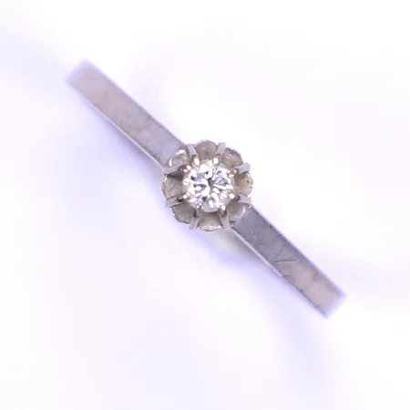 Ring med diamant 0,08ct enligt gravyr, W/VS, stl 17¾, bredd 2mm, vitguld, sned klo, 18K Vikt: 2,2 g