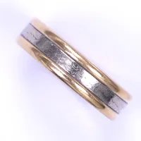 Ring, stl 16¾, bredd 5mm, röd/vitguld, gravyr, 18K  Vikt: 4,7 g