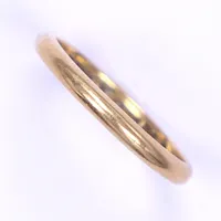 Ring, stl 20¾, bredd 3mm, gravyr, 18K Vikt: 4,3 g