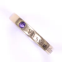 Ring med lila sten, stl 17¾, bredd 3mm, gravyr, 14K Vikt: 2,2 g