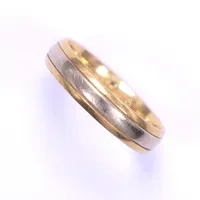 Ring, stl 16, bredd 4mm, gravyr, 18K Vikt: 3,6 g