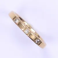 Ring med diamanter totalt 0,09ct enligt gravyr, stl 16¾, bredd 2,5mm, gravyr, 18K  Vikt: 3,8 g