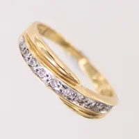 Ring med diamanter ca 11x0,01ct, stl: 17, bredd: 1,8-4,7mm, 18K  Vikt: 2,5 g