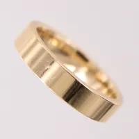 Ring, stl 19½, bredd 5mm, gravyr, 18K  Vikt: 8,9 g