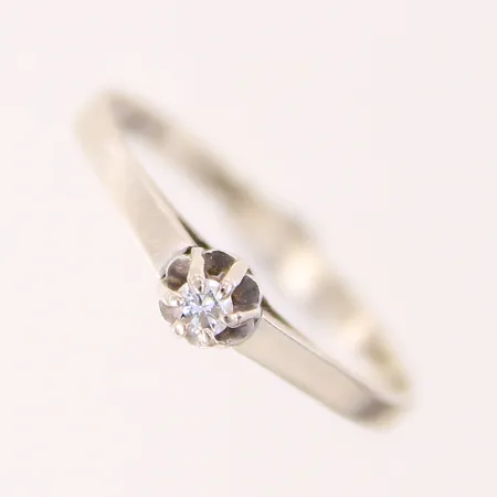 Ring med en diamant ca 0,04ct, stl: 16¼, bredd: 1,9-3,9mm, GFAB, vitguld 18K  Vikt: 1,3 g