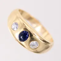 Ring med en troligen safir samt briljantslipade diamanter 0,52ctv W/P enligt gravyr, stl: 21½, bredd: 3,7-10mm, repor, 18K  Vikt: 13,7 g