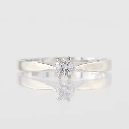 Ring vitguld med solitär diamant på 0.20 ct WIF enligt inskription, storlek 17 ¼ mm, bredd 2-4.6 mm, 18 k. Vikt: 2,1 g