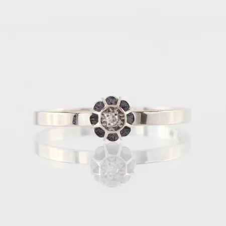 Ring med diamant 0,01 ct,  stl: 18½ mm. 18K vitguld Vikt: 1,1 g