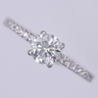 Ring med diamanter ca 1x 0,70ct H/VVS1, 16x0,01ct, GIA laserinskription 7398135819, stl: 15½, bredd: 1,5-5,5mm, graverad, vitguld 18K  Vikt: 3,5 g