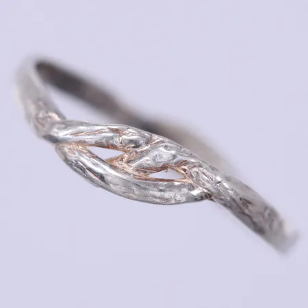 Ring, stl: 17, bredd: ca 2mm, ostämplad, 830/1000, silver  Vikt: 0,8 g