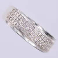 Ring med vita stenar, stl: ca 17, bredd: ca 3-7mm, GHA, 925/1000, silver  Vikt: 3,8 g