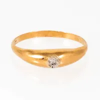 Ring i 18K guld med en diamant c:a 0,005ct. Den är 1,7 - 5 mm bred, är i storlek 18¼ och väger 1,1g. 