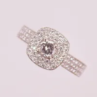 Ring med diamanter 1 x0,35ct, ca 92x0,01ct, stl 17½, vitguld, 18K Vikt: 7,8 g