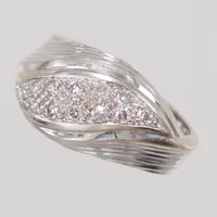 Ring stl 15¼, åttkantslipade diamanter 12x ca 0,01ct, bredd 3-10,4mm, vitguld, 18K Vikt: 5,1 g