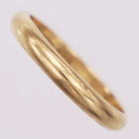 Ring, slät, stl 17½, bredd 2,9mm, gravyr, 18K  Vikt: 3 g