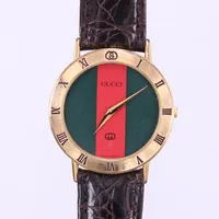 Armbandsur Gucci, stål/doublé, quartz, Ø33mm, modellnummer: 3000 M, serienummer: 0239676, ej orginal läderband, batteribyte krävs, repor på boettring och boett, inga tillbehör 